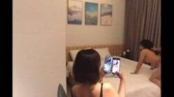 Clip sex cô gái đứng quay phim cho bạn trai đụ bạn thân