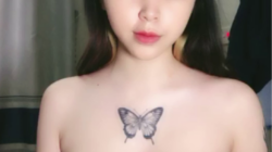 Sex thủ dâm em gái với hình xăm con bướm show lồn hồng se khít
